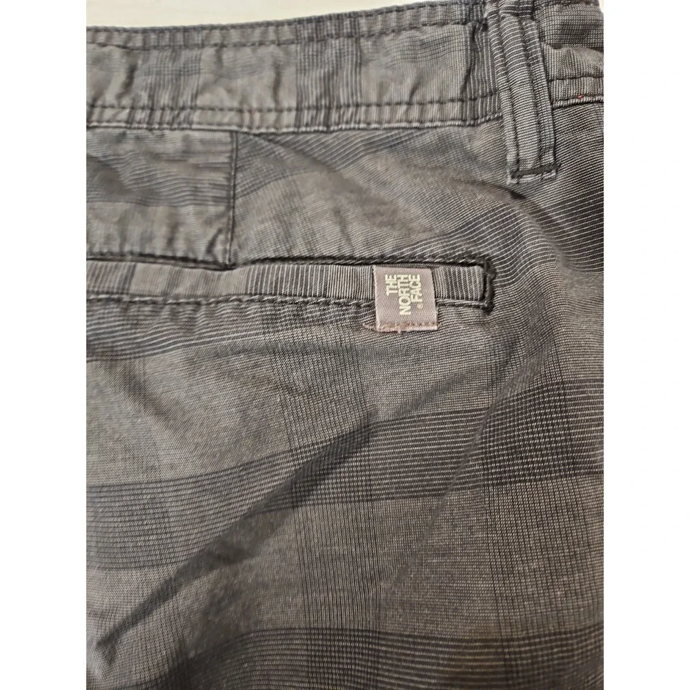 The North Face Shorts Mens 38 Black/Gray Plaid Chino Shorts(A144